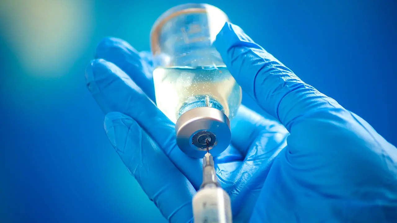 Vaccino Pfizer, dosi ed effetti del Comirnaty contenute nel bugiardino