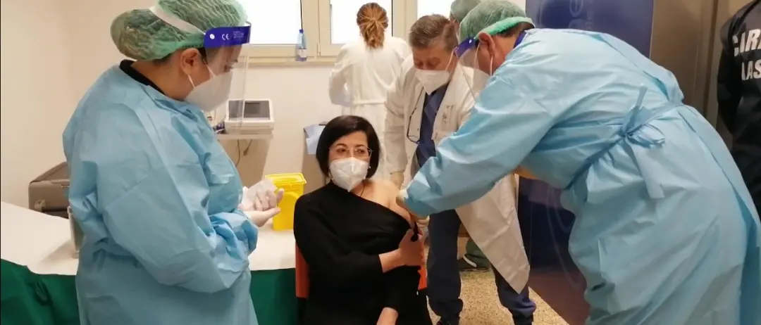 E' Barbara Modaffari la prima vaccinata Covid all'ospedale di Cosenza