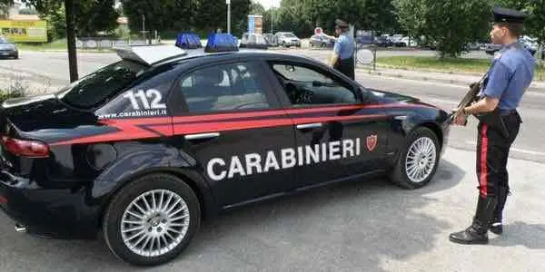 Si allontana da casa e finisce in un torrente, salvato dai carabinieri