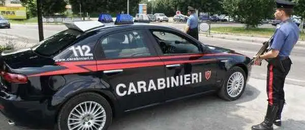 Si allontana da casa e finisce in un torrente, salvato dai carabinieri