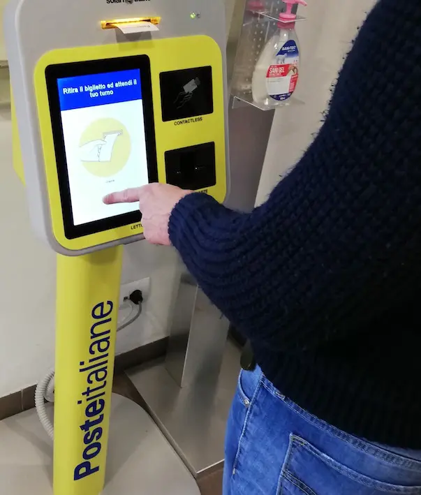 Poste, a Cosenza e provincia prenotazioni con Whatsapp per lo Spid