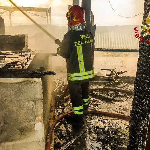 Scalea, in fiamme lido balneare. Non si esclude matrice dolosa