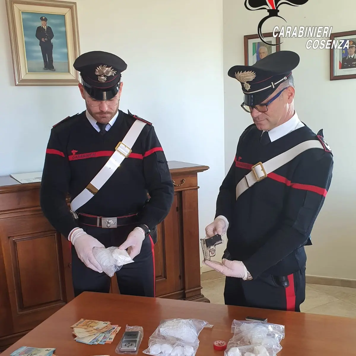 Amantea, arrestate 3 persone per detenzione di sostanze stupefacenti e di arma clandestina