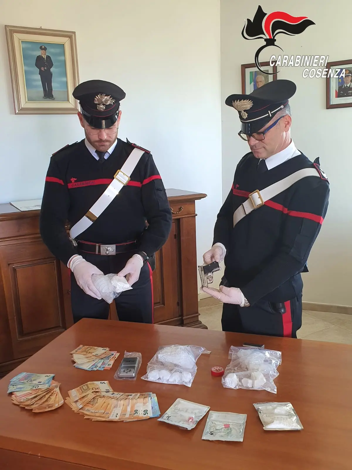 Amantea, arrestate 3 persone per detenzione di sostanze stupefacenti e di arma clandestina