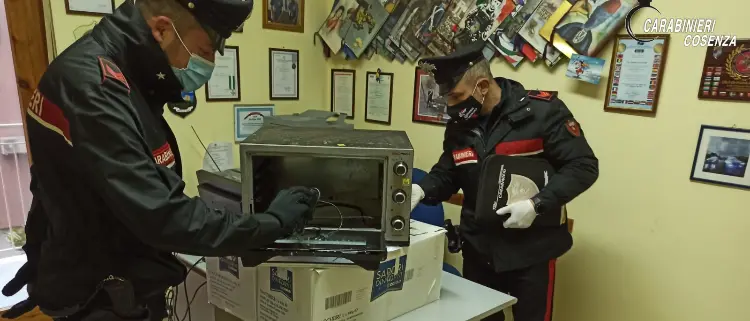 Oppone resistenza e non fornisce le sue generalità: arrestato pakistano