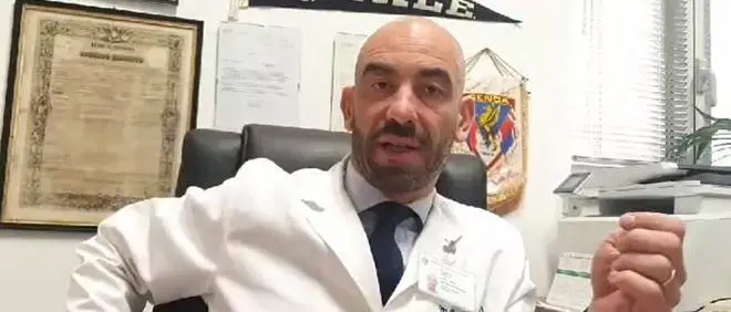 Matteo Bassetti: «Vaccinazioni a farmacie e medici di famiglia»