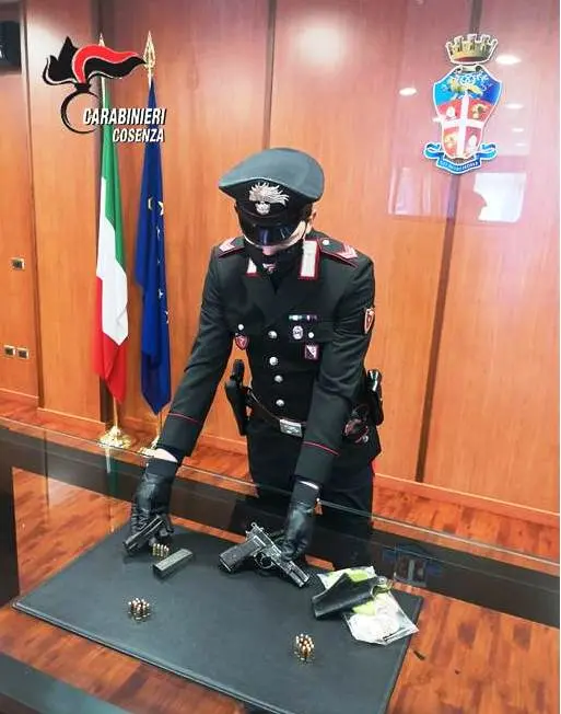 Cosenza, pistola con matricola abrasa nascosta in casa: arrestato