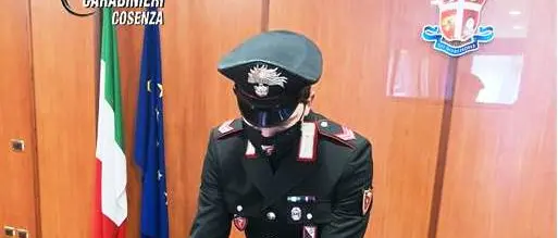 Cosenza, pistola con matricola abrasa nascosta in casa: arrestato