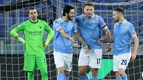 Serie A, la Lazio nel derby travolge la Roma. L'Inter schiaccia la Juventus