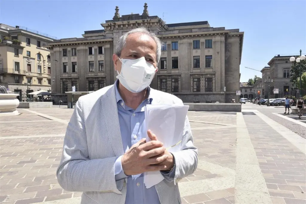 Vaccino Covid, Crisanti: «Lockdown di 4 settimane per vaccinazione efficace»