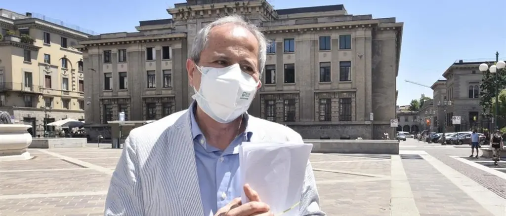 Vaccino Covid, Crisanti: «Lockdown di 4 settimane per vaccinazione efficace»