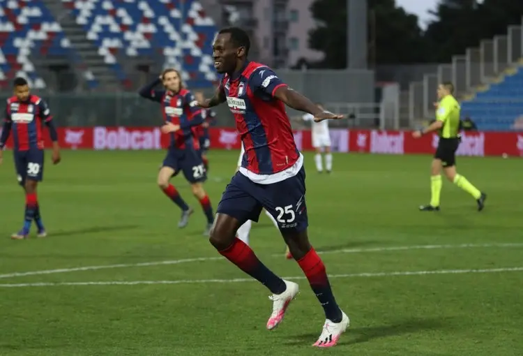 Serie A, il Crotone mette al tappeto il Benevento e spera