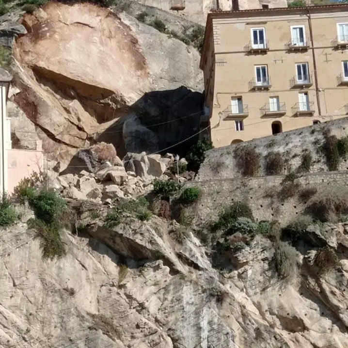 Crolla costone di roccia ad Amantea, coinvolte abitazioni
