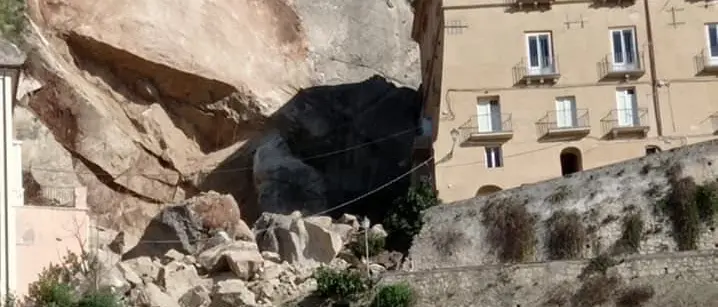 Crolla costone di roccia ad Amantea, coinvolte abitazioni