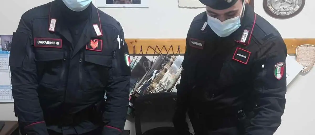 Gli trovano un arsenale di armi dopo aver minacciato l'ex moglie: arrestato