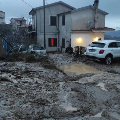 Frana a Rota Greca, evacuate decine di famiglie: ecco le foto