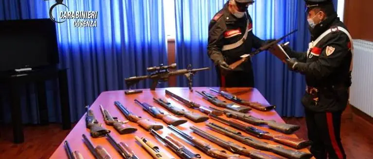 Furto in piazza Loreto, i carabinieri ritrovano i fucili. Ecco i dettagli