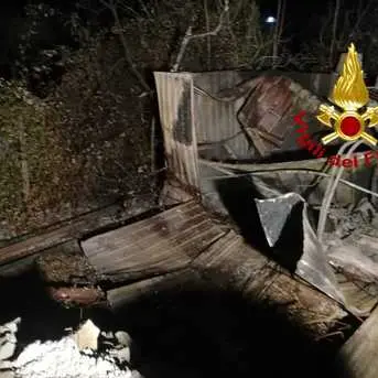 In fiamme deposito nel Cosentino, intossicato operaio