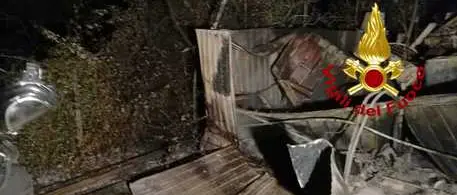 In fiamme deposito nel Cosentino, intossicato operaio