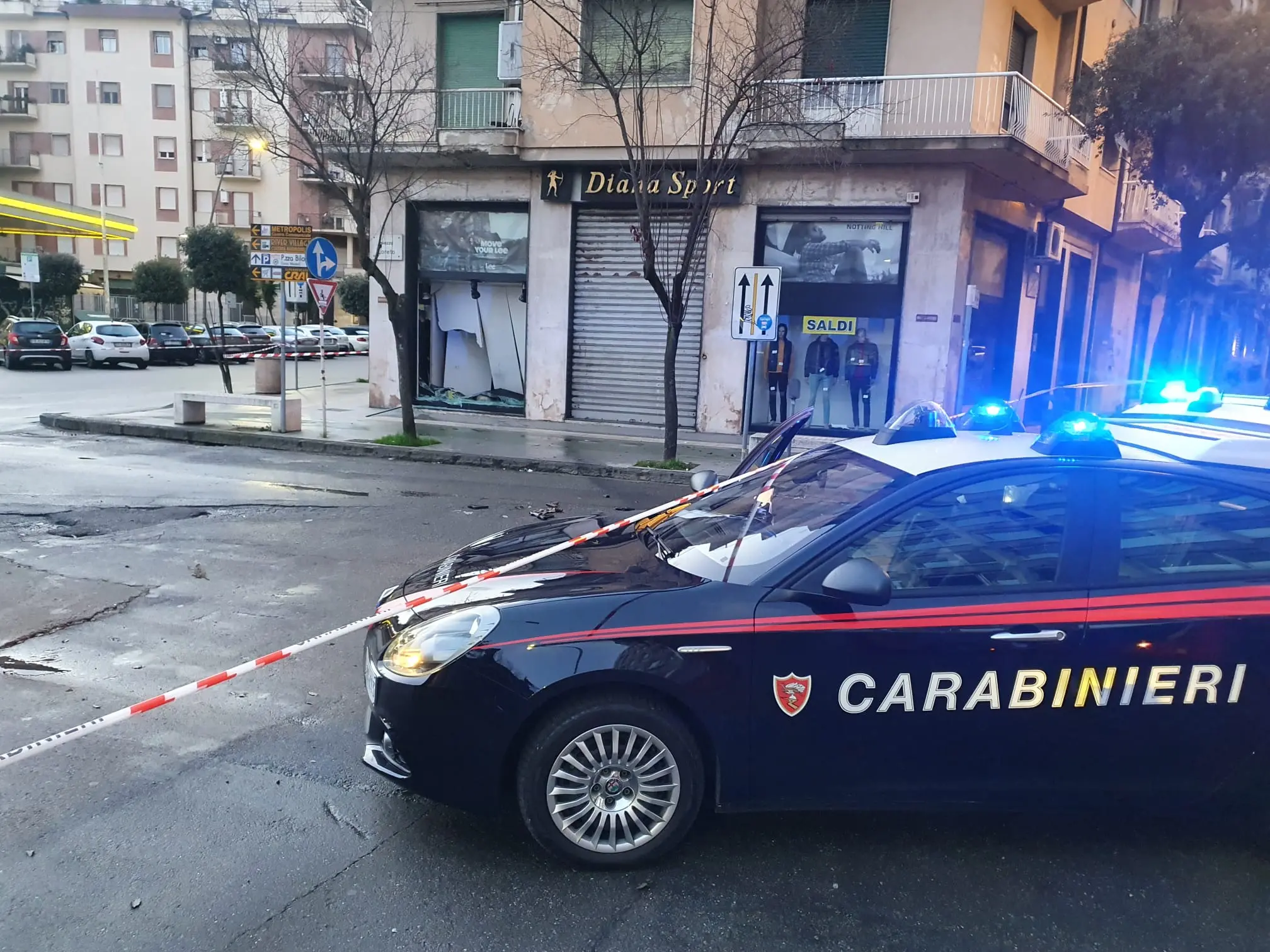 Furto con spaccata in un'armeria di Cosenza: ecco cosa è successo
