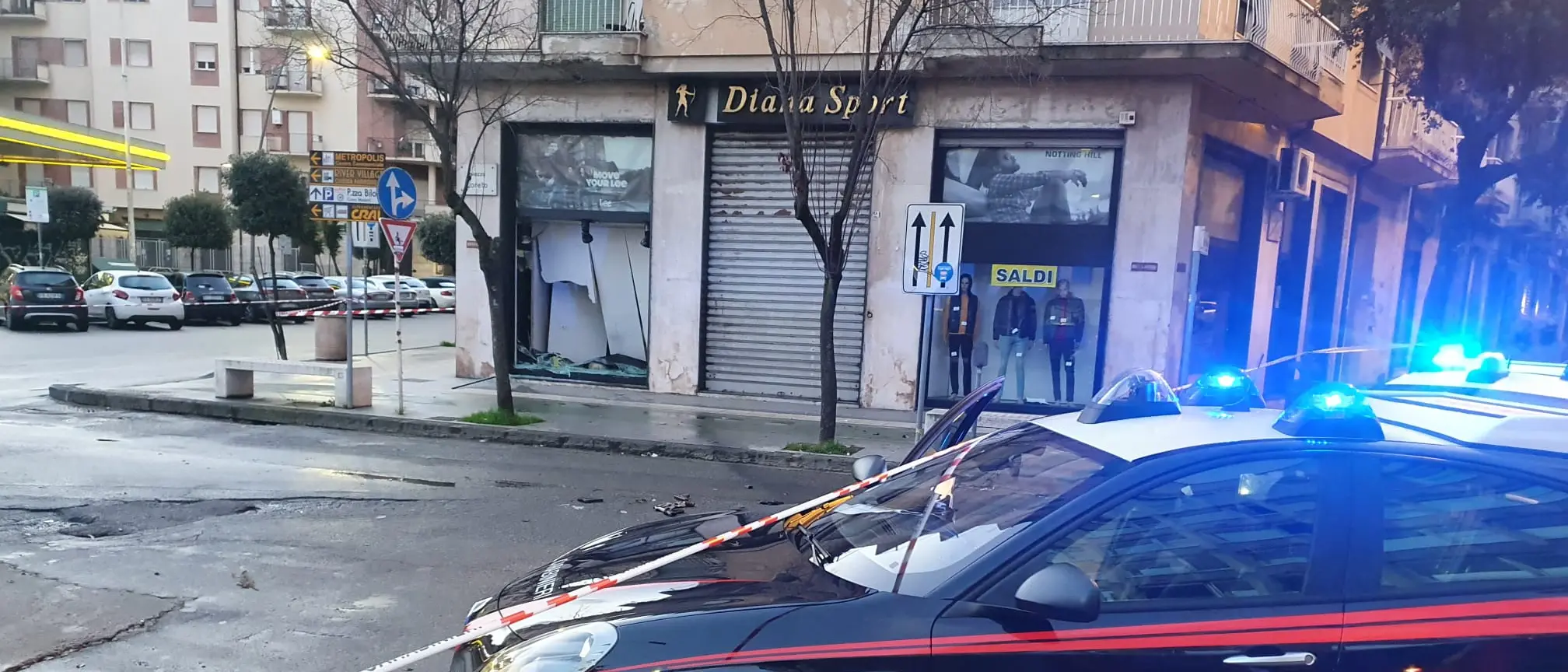 Furto con spaccata in un'armeria di Cosenza: ecco cosa è successo