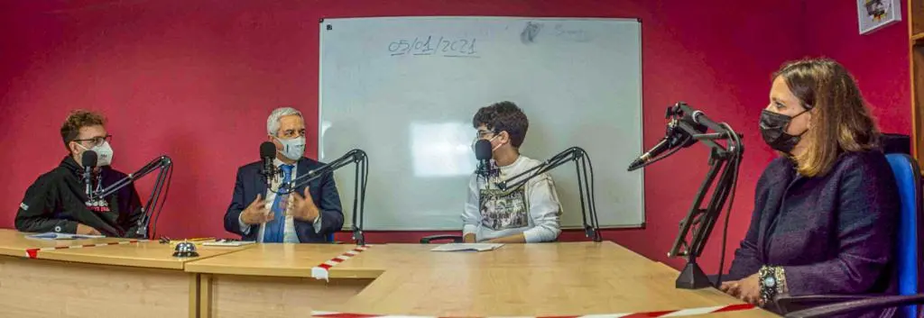 Il sindaco di Rende Manna e l’assessora Sorrentino ospiti degli studenti del Pitagora a Radio Pigreco