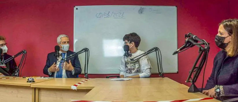 Il sindaco di Rende Manna e l’assessora Sorrentino ospiti degli studenti del Pitagora a Radio Pigreco