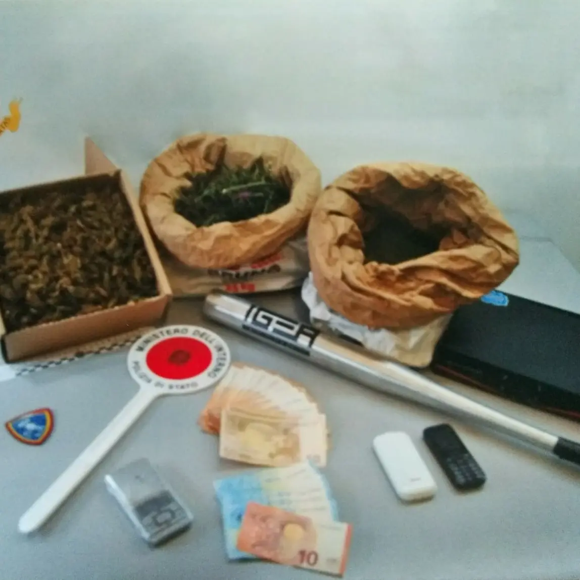 Casali del Manco, 31enne nei guai: arrestato per estorsione. A casa aveva 8 chili di droga