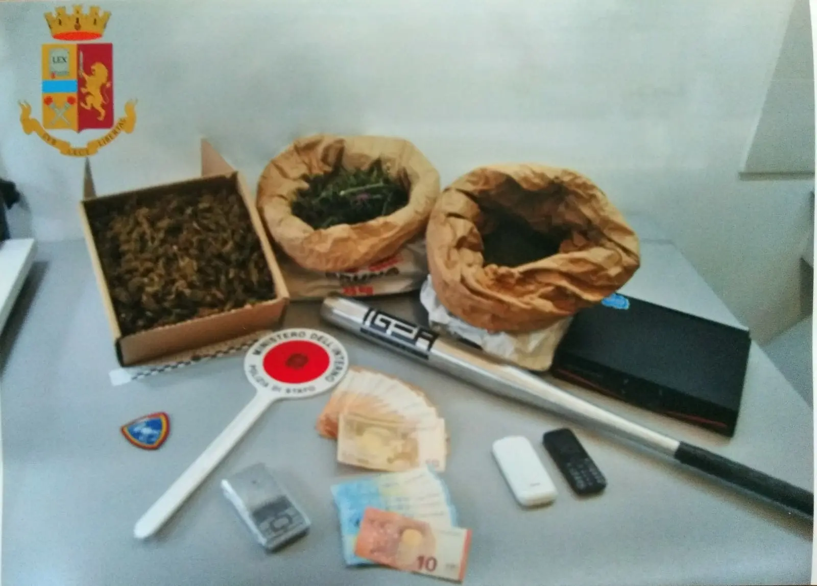 Casali del Manco, 31enne nei guai: arrestato per estorsione. A casa aveva 8 chili di droga