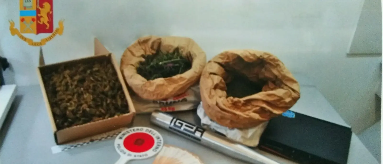 Casali del Manco, 31enne nei guai: arrestato per estorsione. A casa aveva 8 chili di droga