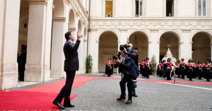 Conte se ne va, l'applauso dei dipendenti di Palazzo Chigi