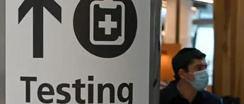 Covid Gb, oltre 13.300 casi: Rt sotto 1, non succedeva da luglio