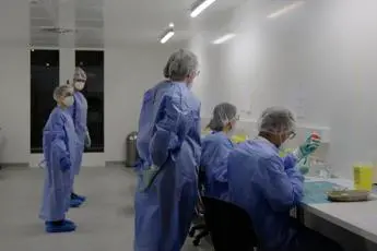 Covid Lombardia, vaccino over 80: su sito ore di coda e accesso negato
