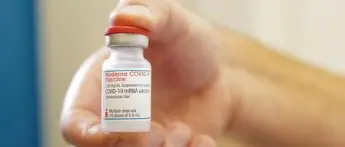 Vaccino Moderna, a febbraio 248mila dosi invece di 488mila