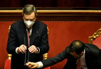 Governo, Draghi cita Conte: applausi e 'buu' al Senato