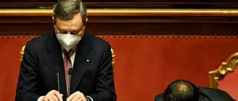 Governo, Draghi cita Conte: applausi e 'buu' al Senato