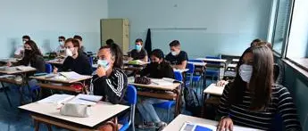 Sondaggio Emg/Adnkronos: varianti, 3 italiani su 10 chiuderebbero Superiori