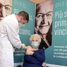 Covid, Liliana Segre si vaccina: \"Fatelo senza paura\"