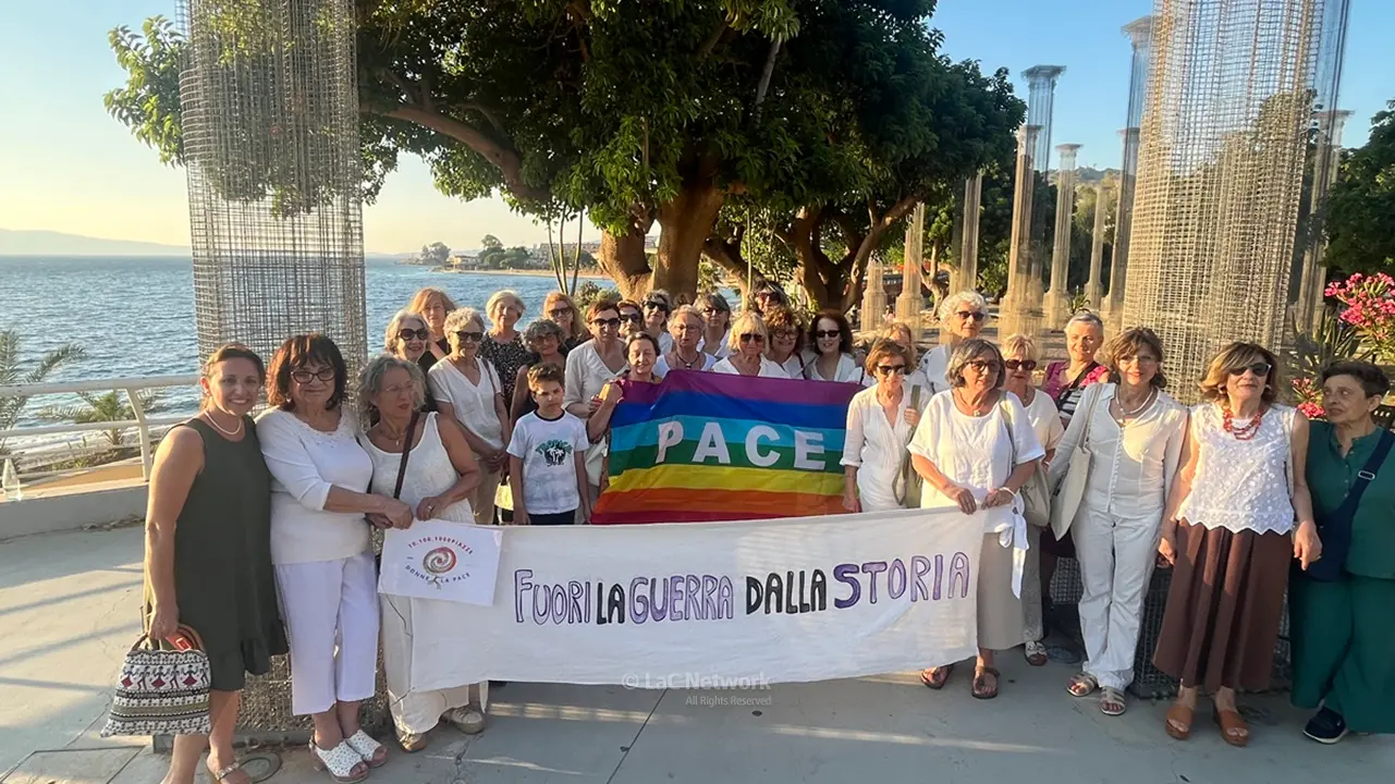 <p>Le donne dell&#39;Udi nella rotonda 8 marzo a Reggio Calabria</p>\\n