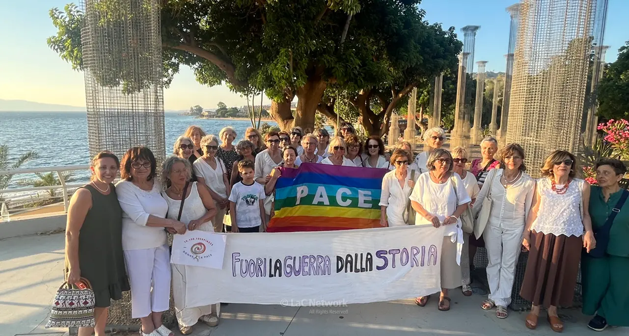 Anche a Reggio la piazza\u00A0per la pace è donna: «Via la guerra dalla storia»\n