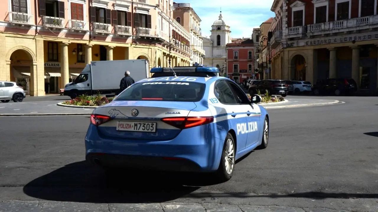 Crotone, maltratta la moglie e la minaccia di morte davanti ai poliziotti: arrestato\n