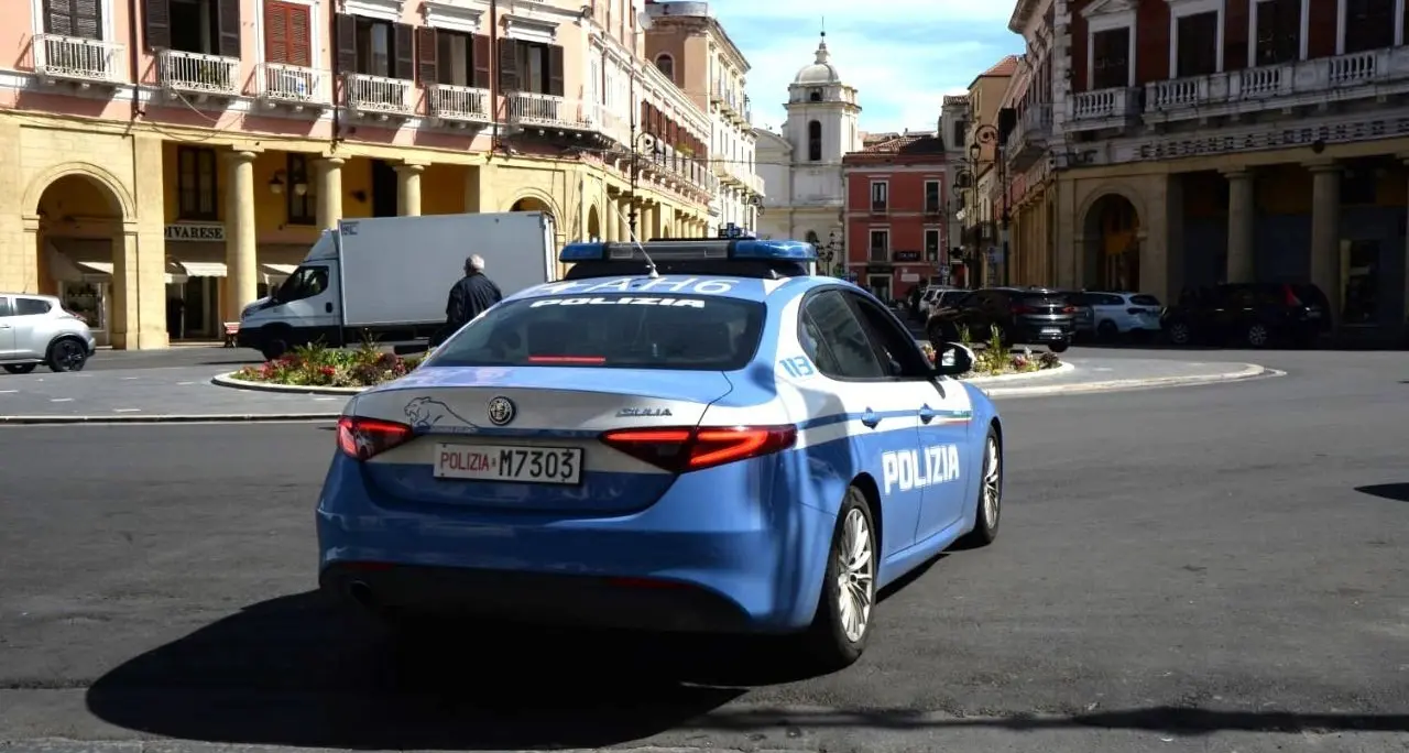 Crotone, maltratta la moglie e la minaccia di morte davanti ai poliziotti: arrestato\n