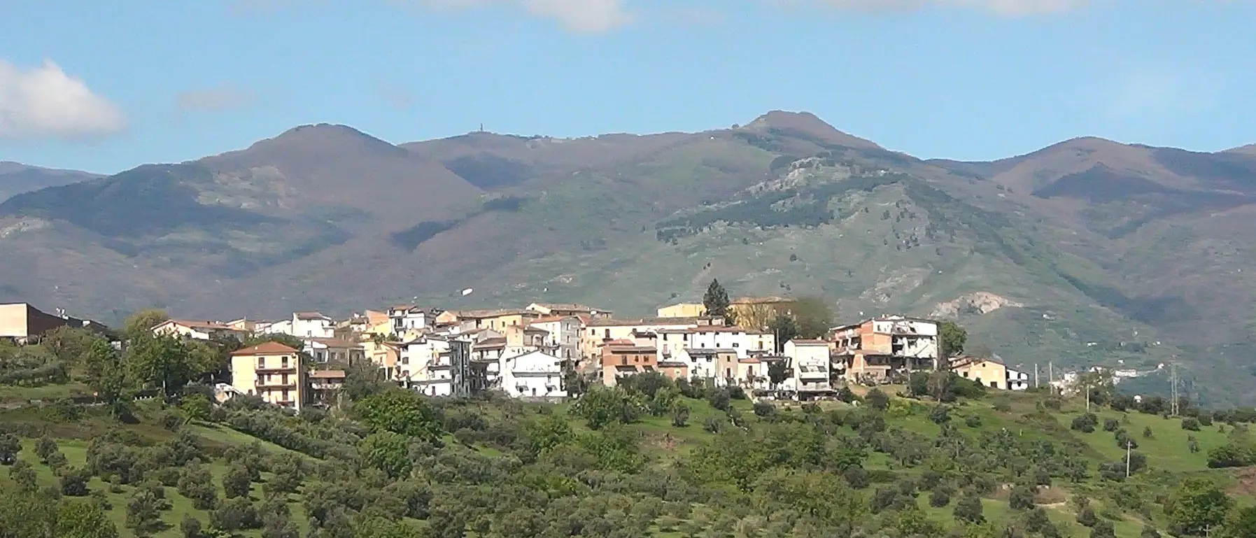 Firmo, una nuova\u00A0antenna 5G divide la comunità: il dibattito finisce in consiglio comunale\n