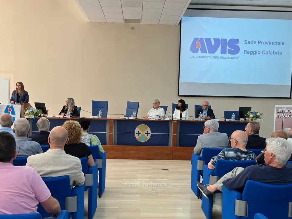 Prima di partire per le vacanze, dona il sangue e salva una vita: l’appello dell’Avis provinciale di Reggio