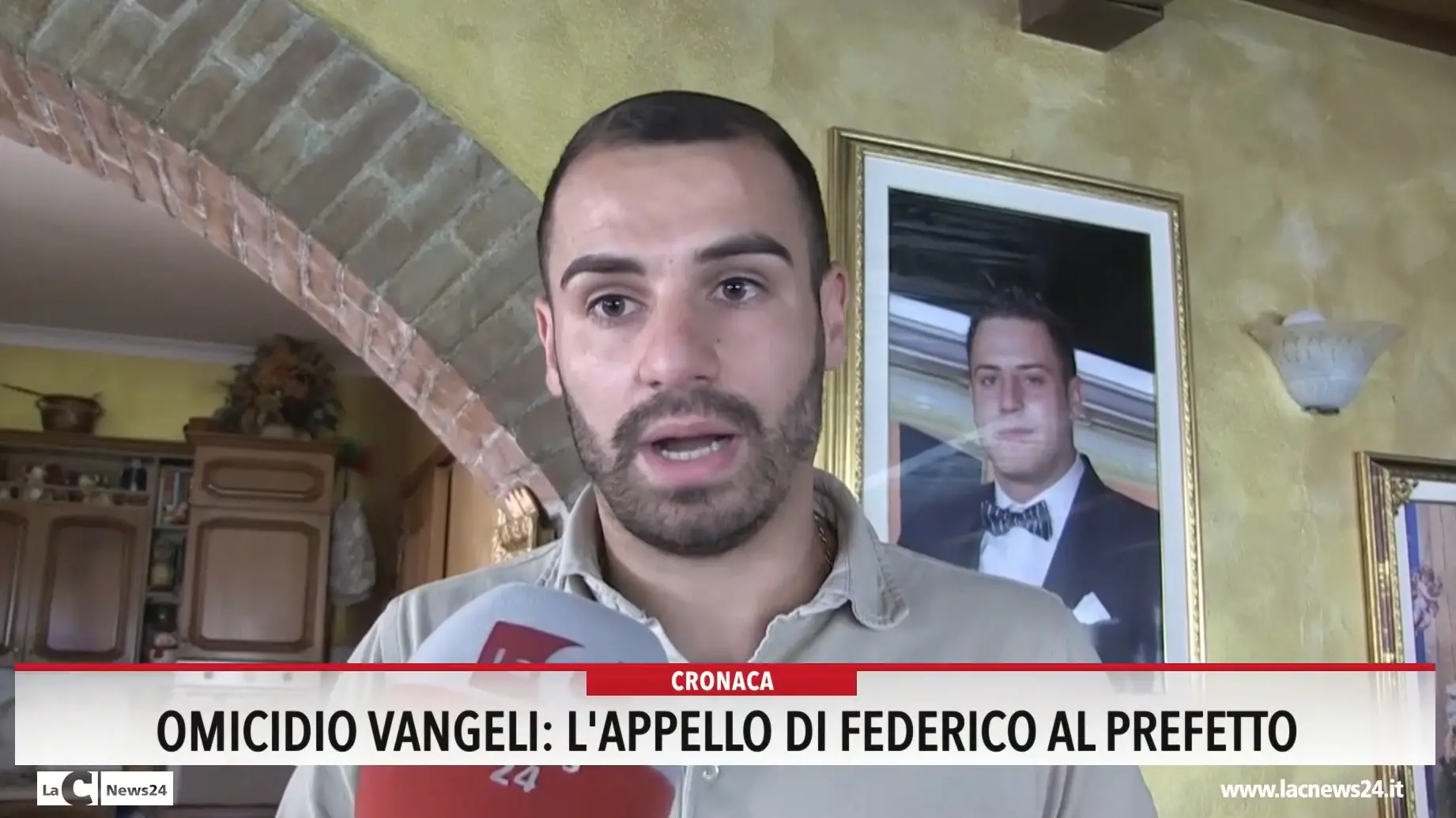 Federico Vangeli, sullo sfondo il fratello Francesco