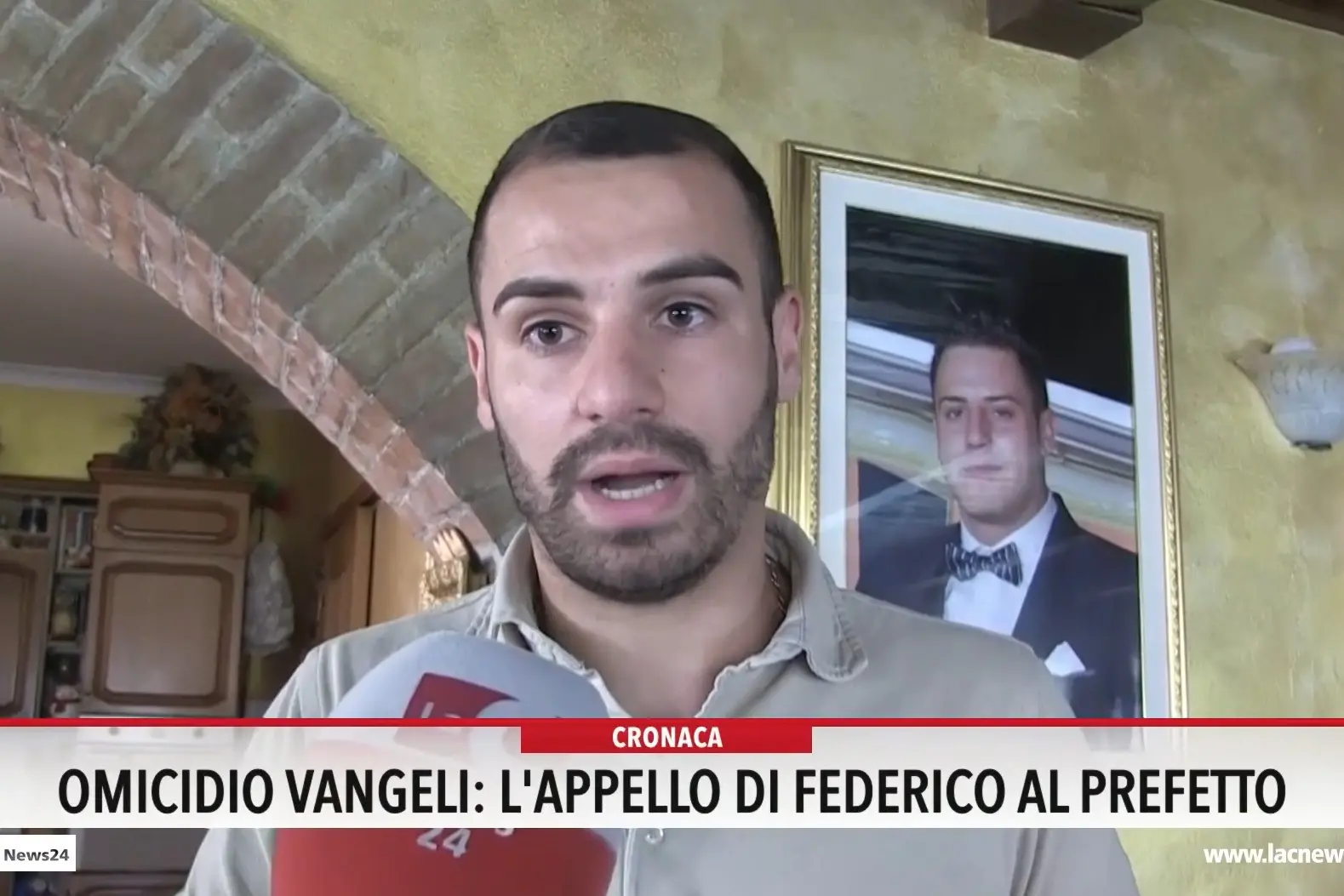 Federico Vangeli, sullo sfondo il fratello Francesco