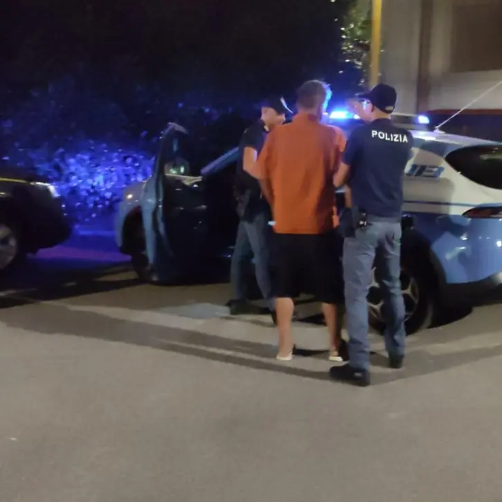 Sbarco a Crotone, arrestati due presunti scafisti: sul telefono avevano mappe e app per la navigazione\n