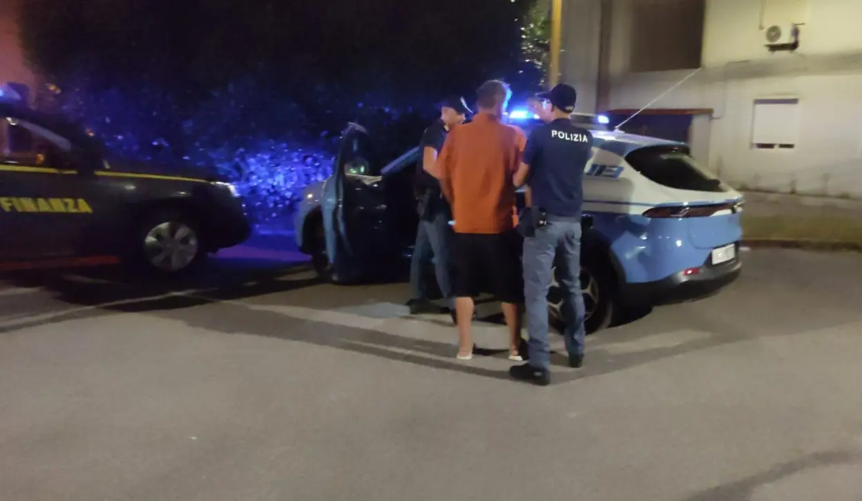 Sbarco a Crotone, arrestati due presunti scafisti: sul telefono avevano mappe e app per la navigazione\n