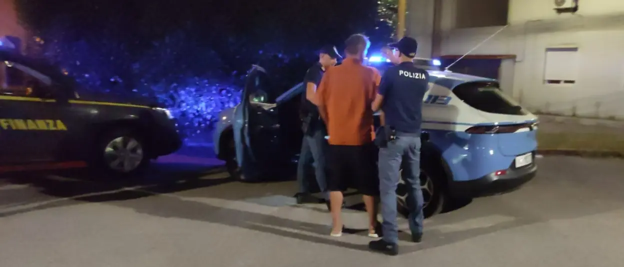 Sbarco a Crotone, arrestati due presunti scafisti: sul telefono avevano mappe e app per la navigazione\n