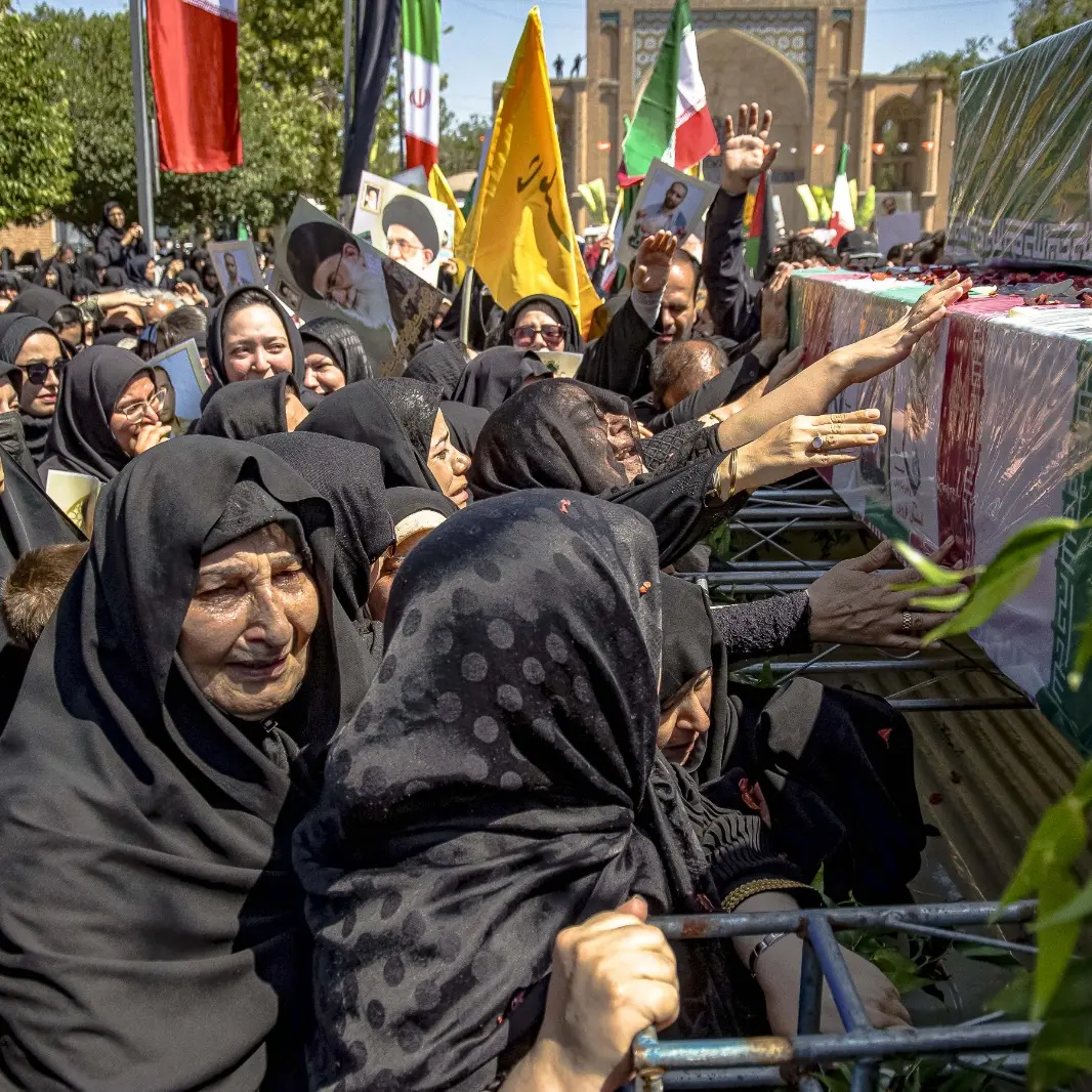 In Iran l’ultimo saluto ai “martiri” della guerra: in migliaia ai funerali degli ufficiali e scienziati morti negli attacchi\n